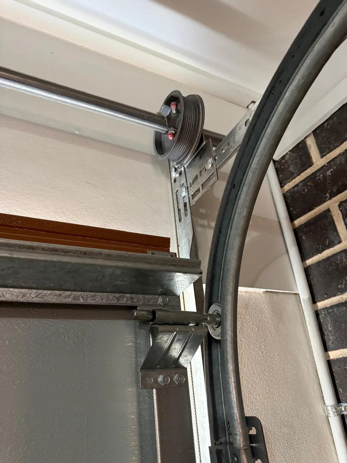 Vertical track and extension spring counterbalance assembly